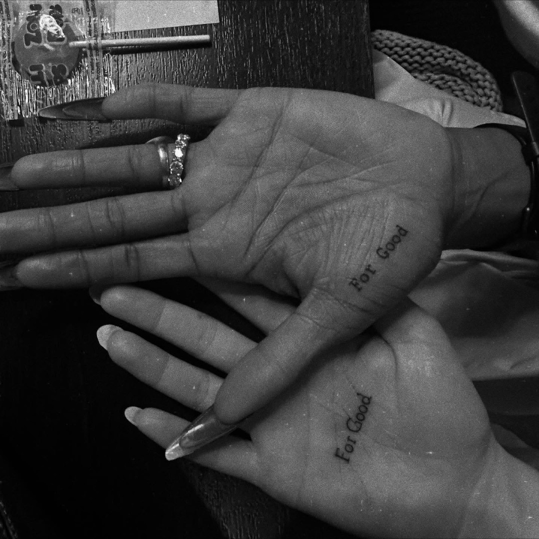 Ариана Гранде и Синтия Эриво дебютировали с парными татуировками в честь выхода фильма «Злая: Навсегда»