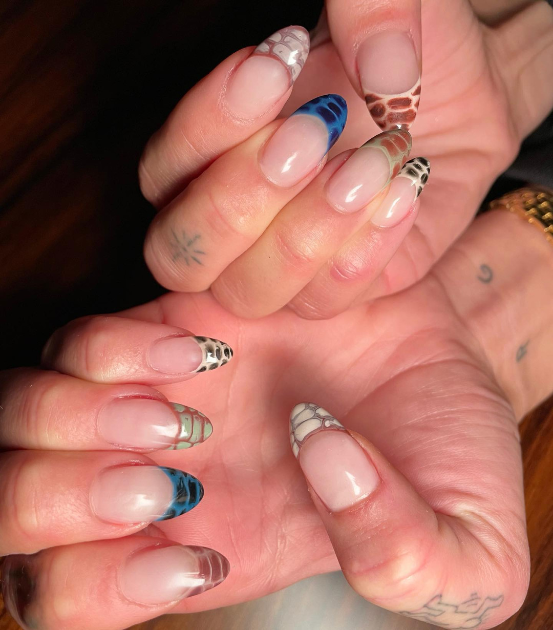 Четыре года спустя Дуа Липа возрождает этот тренд маникюра на осень