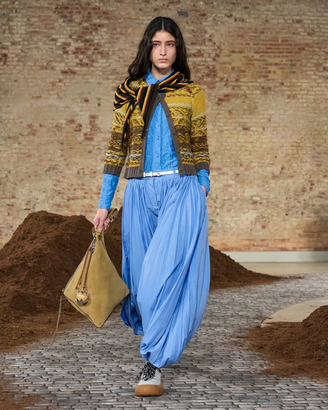 Аргентинское танго Адриана Аппиолазы: новая коллекция Moschino превращает «ничто» в искусство