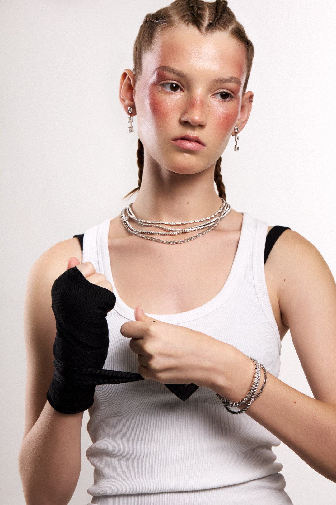 НокАУТ: ELLE KAZAKHSTAN үшін зергерлік түсірілім