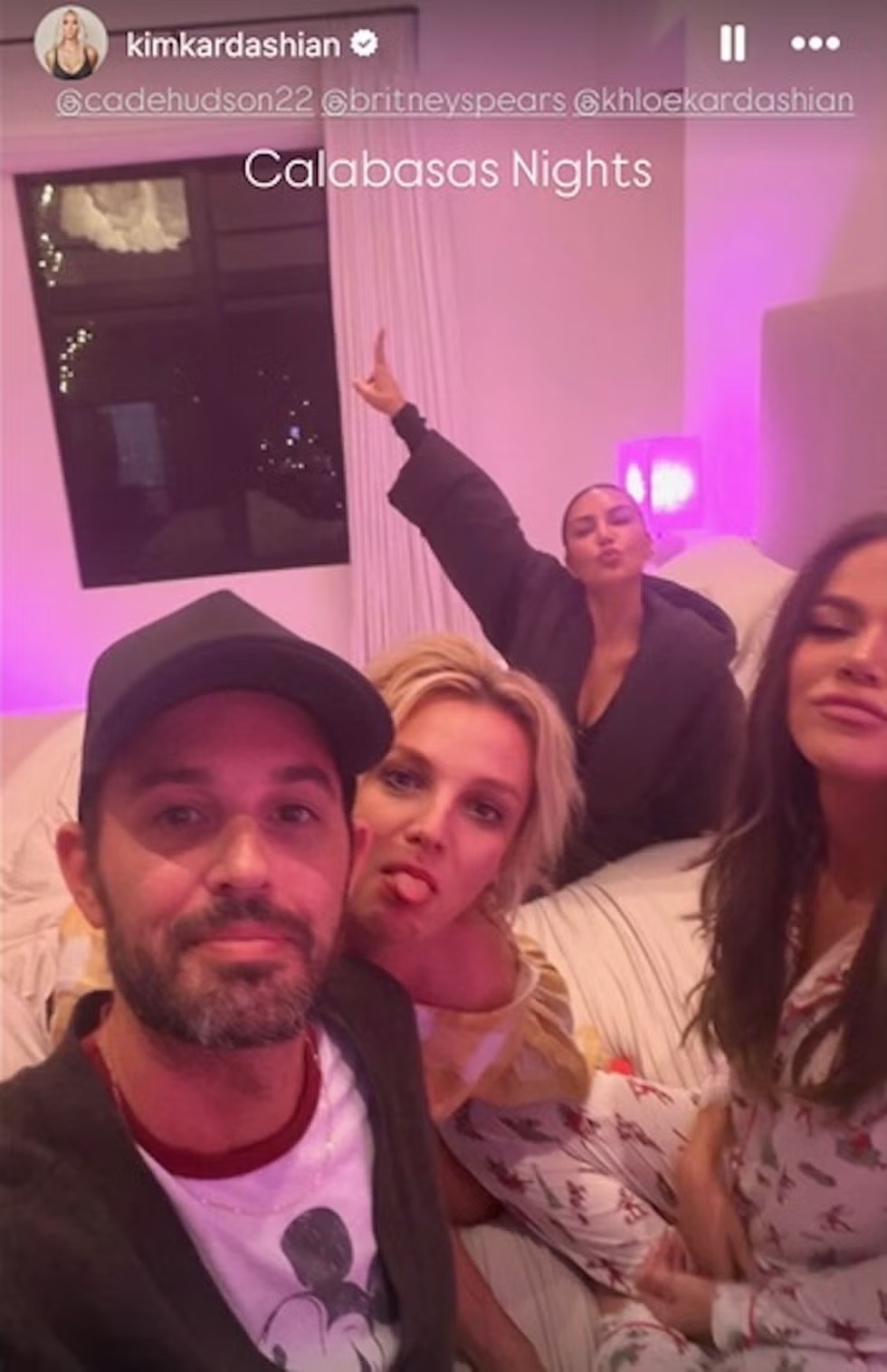 Неожиданное трио: Ким и Хлои Кардашьян устроили пижамную вечеринку с этой певицей