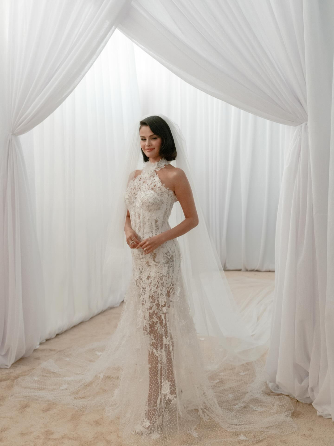 Селена Гомес поделилась новыми кадрами со свадьбы с Бенни Бланко