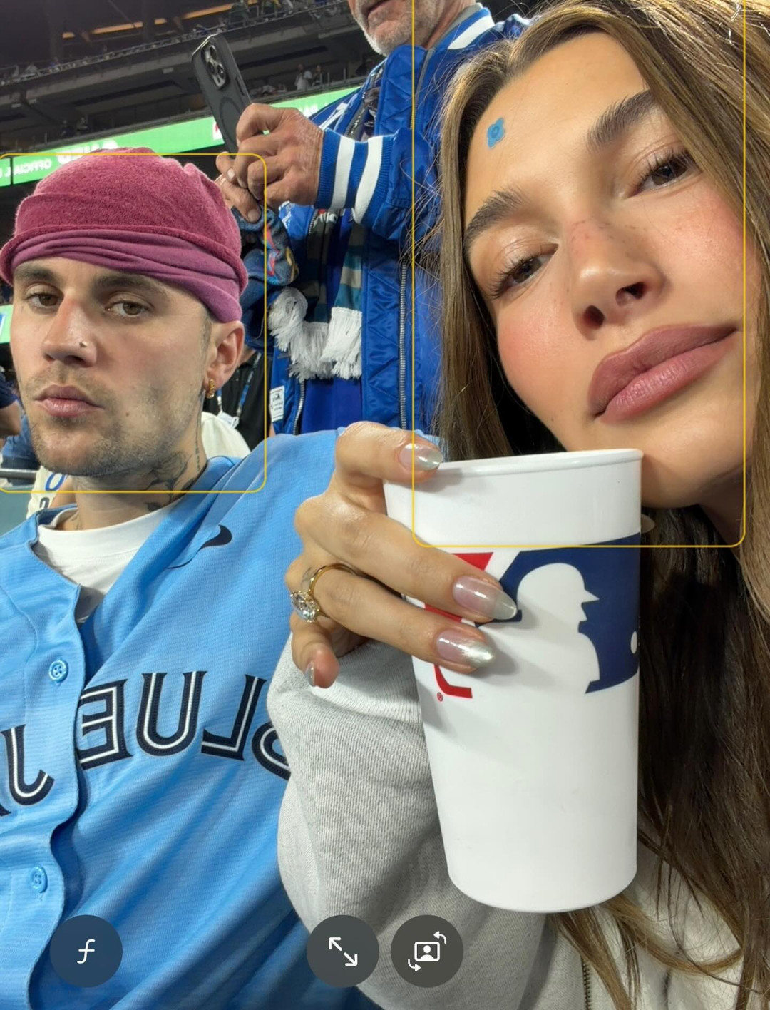 Frosted Chrome: Хейли Бибер задала новый тренд на маникюр для вечеринок в зимний период