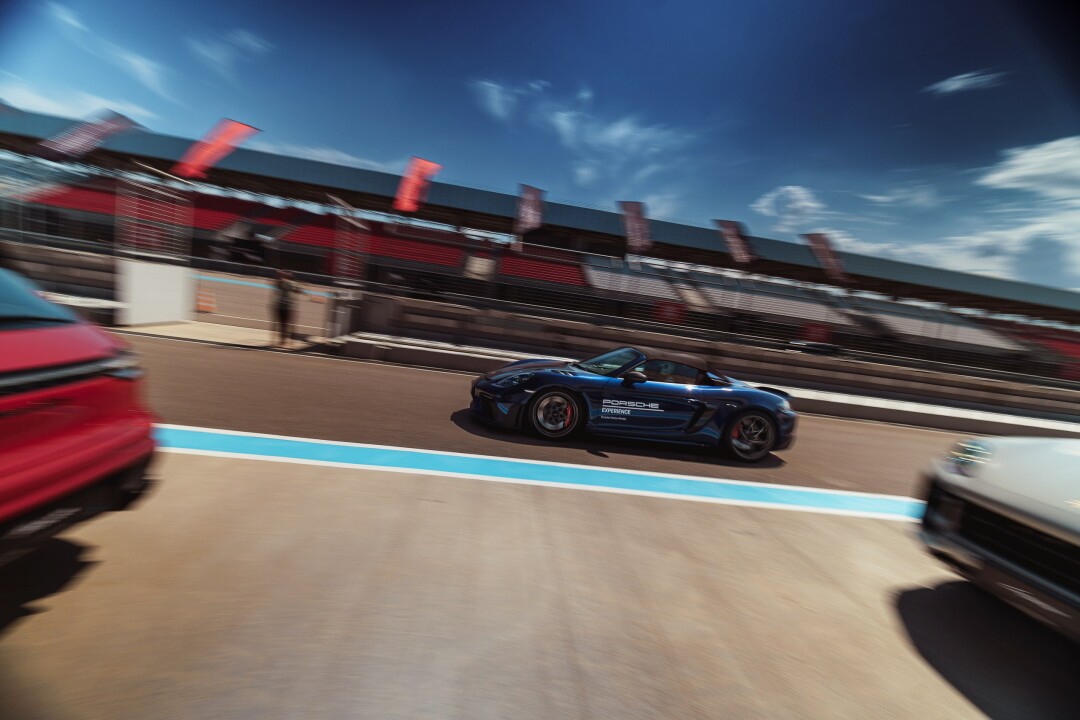 Адреналин, 120 гостей и 250 км/ч на прямой: как прошел Porsche Track Experience 2026 на Sokol International Circuit