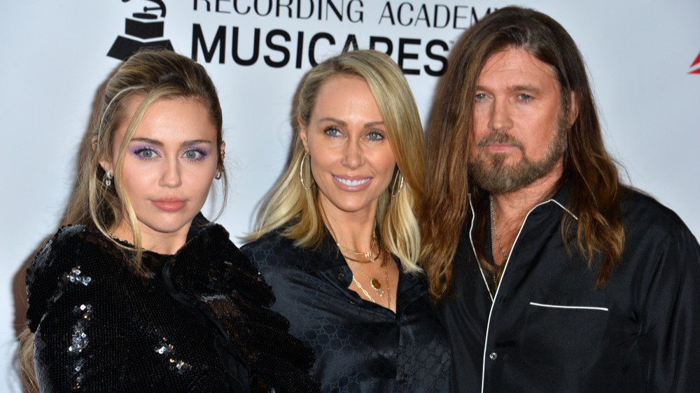 Билли Рэй Сайрус одержал юридическую победу в иске против женщины, утверждающей, что она мать Майли