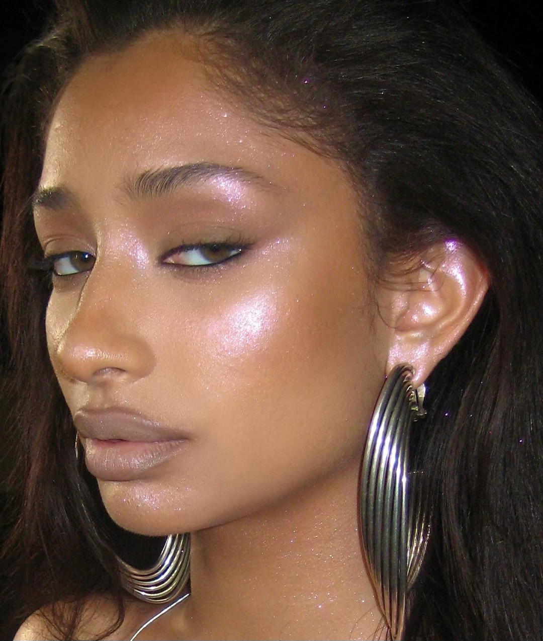 «Сахарная слива»: повторяем зимний тренд в макияже, который идеально подойдет к праздничным выходным