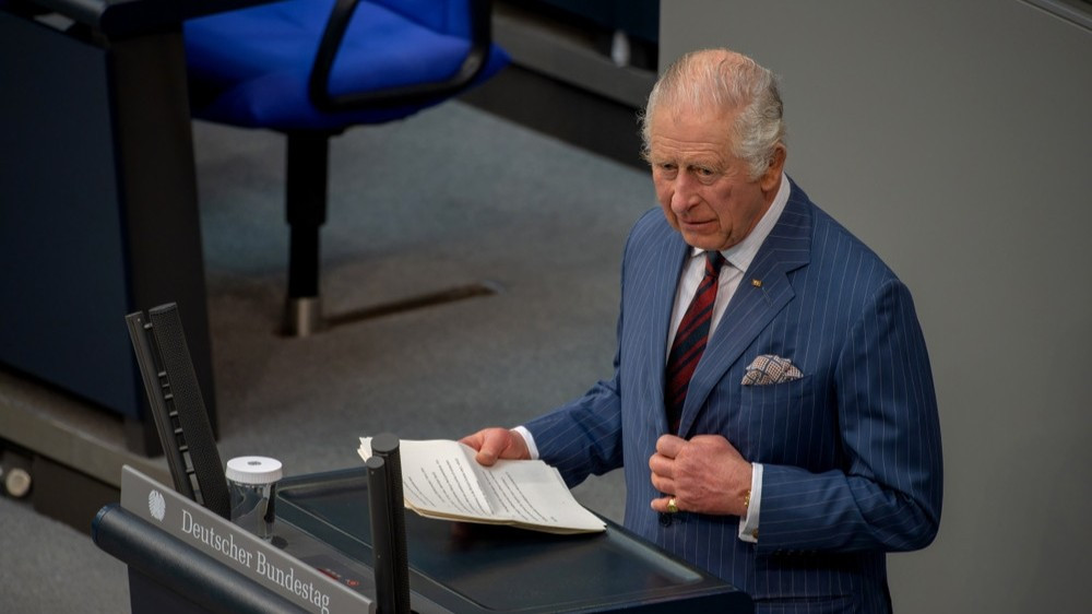 Король Карл III лишил своего брата двух последних титулов