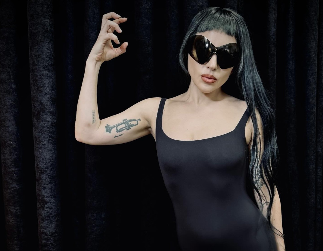 Звезды сериала «Уэнсдей» выступили на концерте Леди Гаги. Смотрим видео!