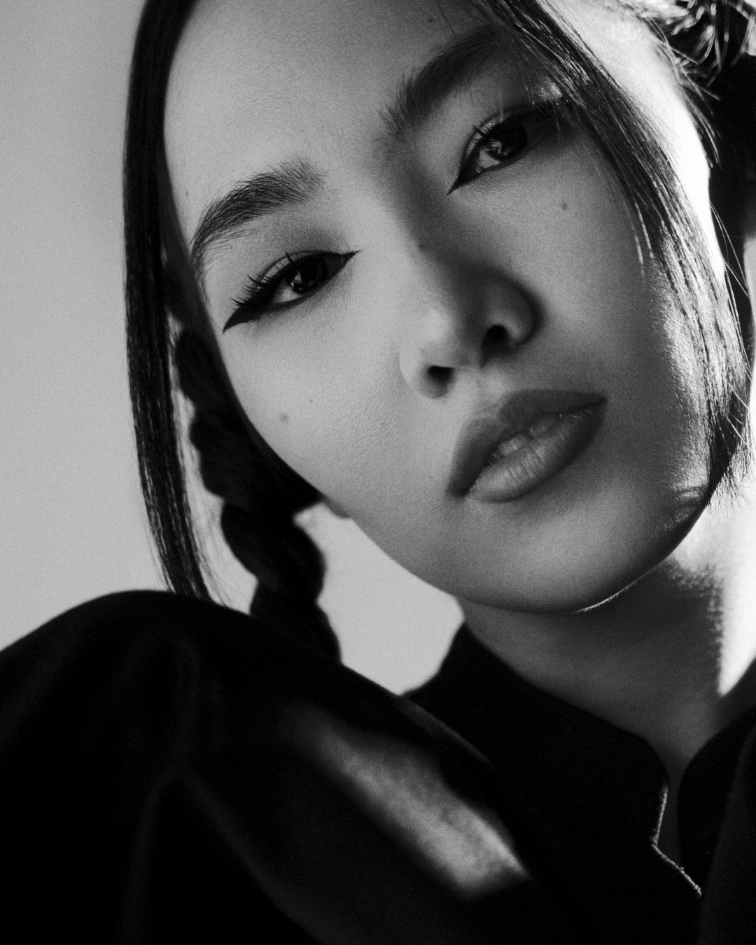 «Альбомдағы барлық әндерімнің мағынасы бір – ештеңеге қарамастан алға жылжу»: Yenlik дебюттік үнтаспасын жарыққа шығарды