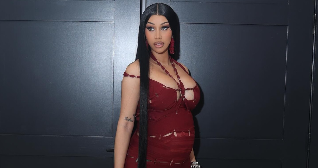 Карди Би иронично ответила на вопрос фанатки, почему она «постоянно беременеет»