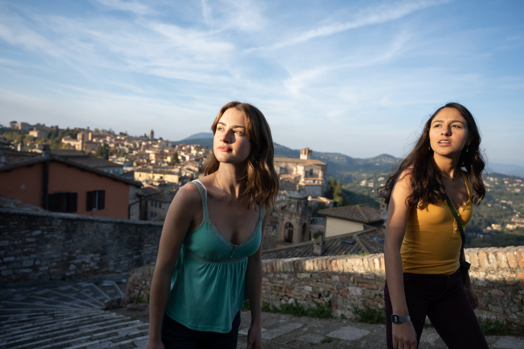 Грейс Ван Паттен, звезда сериала «Запутанная история Аманды Нокс», о работе над сериалом, продюсере Монике Левински, социальных медиа и о том, почему зрителям так интересен жанра тру-крайм