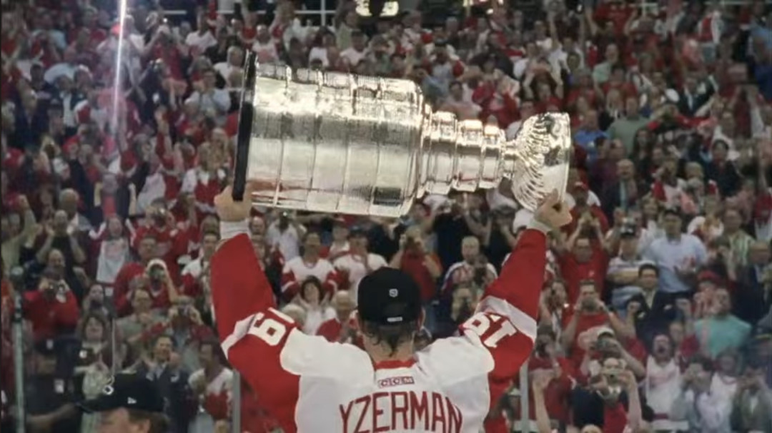 hockey-player-speaking-into-microphone-image