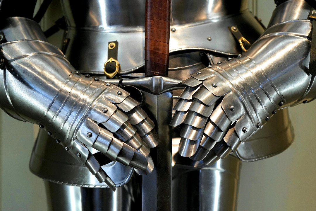 knight-armor-holding-sword-close-up-image