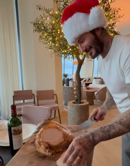Дэвид Бекхэм спел Jingle Bells на видео вместе с Сантой