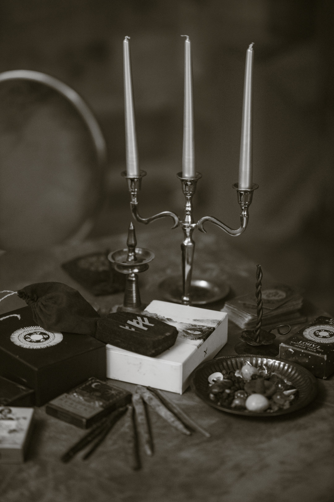 vintage-candles-and-tarot-cards-still-life-image