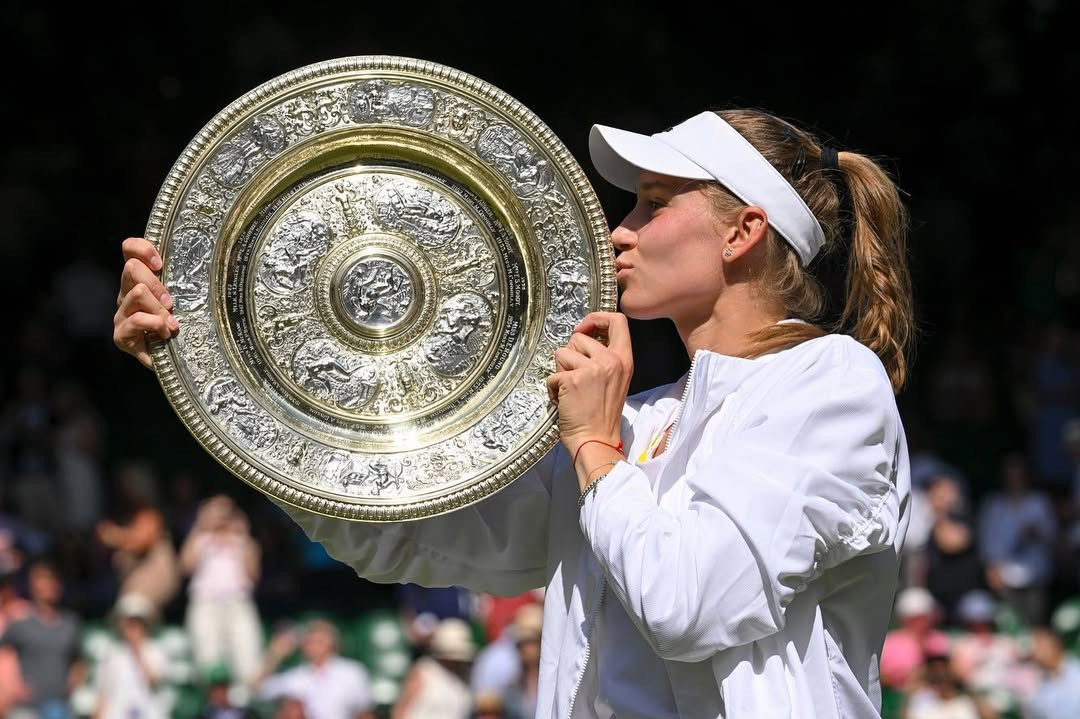 elena-rybakina-holding-trophy-image