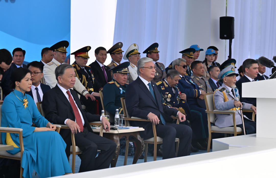 Масштабный военный парад прошел в Астане