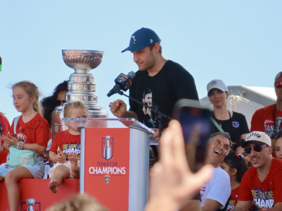 hockey-player-speaking-into-microphone-image