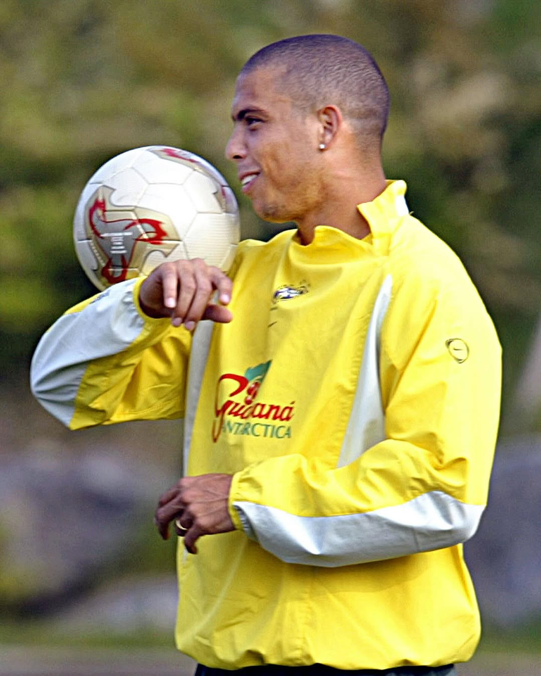 brazilian-footballer-ronaldo-with-adidas-fevernova-2002-world-cup-ball-image