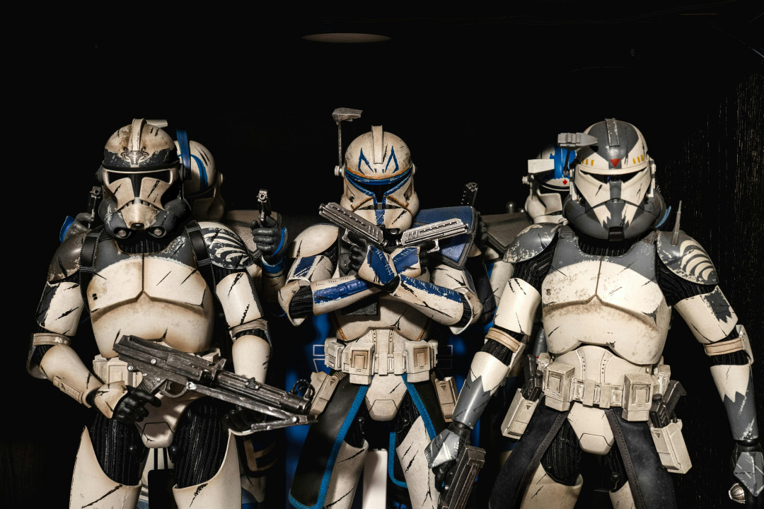 clone-trooper-figurines-in-battle-pose-image