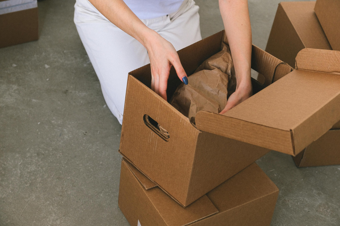 woman-hands-and-boxes-image