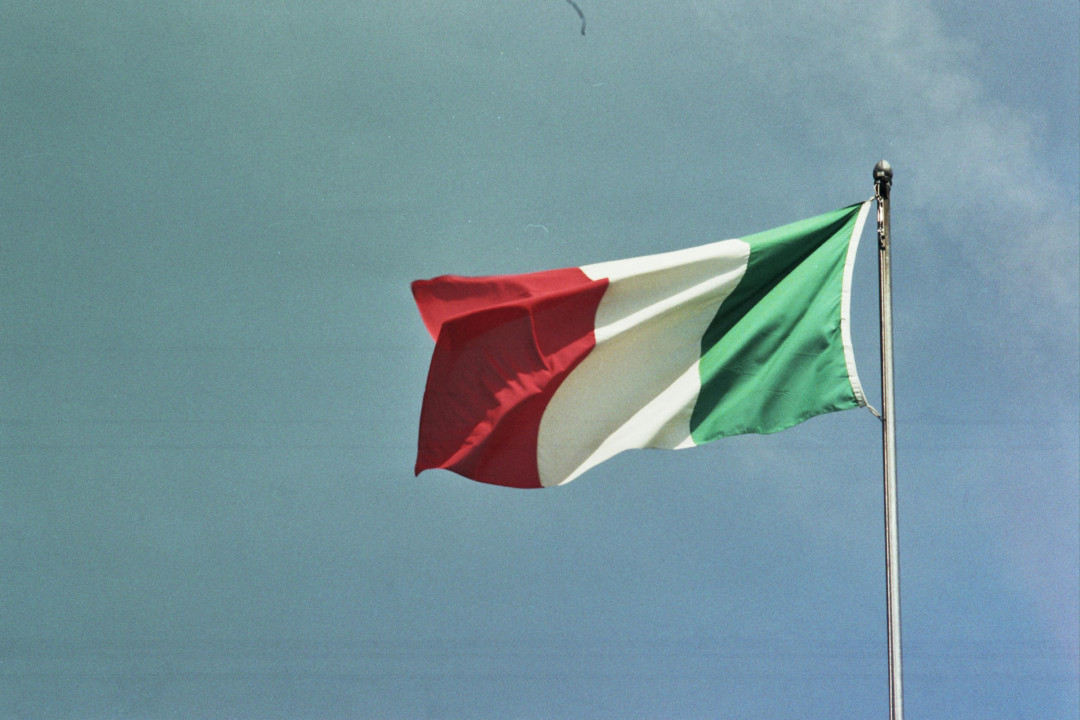 italian-flag-waving-against-blue-sky-image