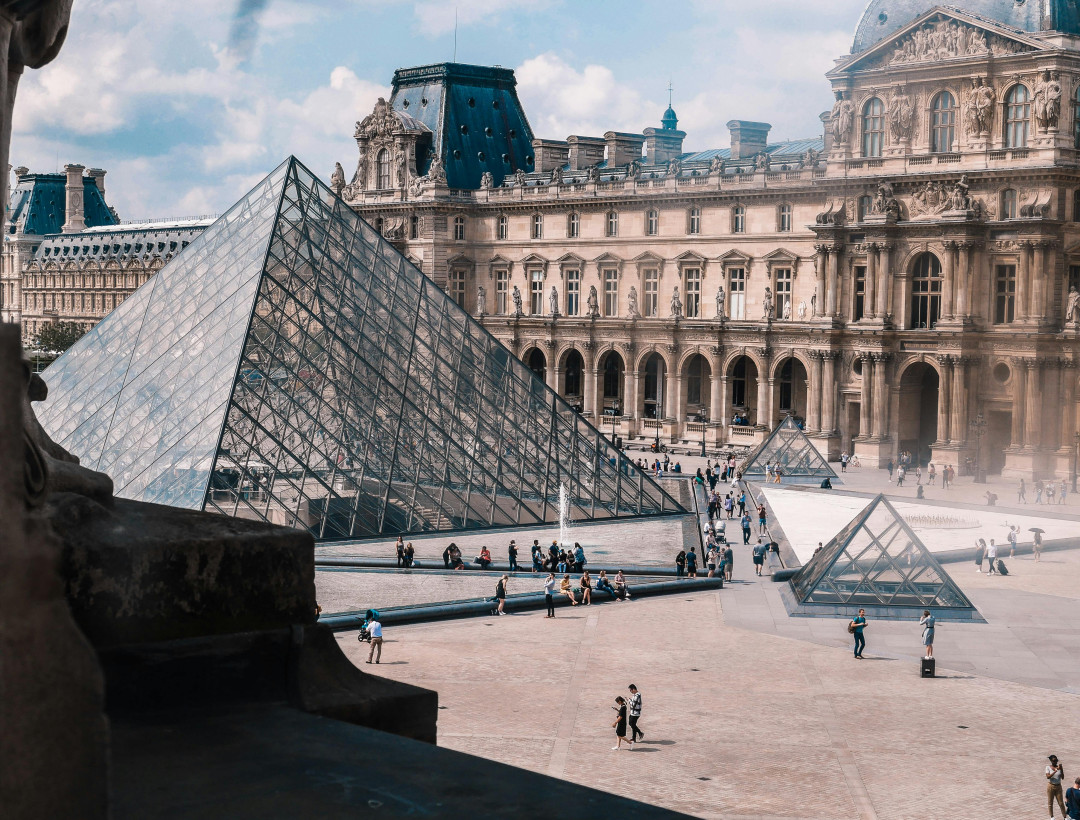louvre-museum-paris-glass-pyramid-courtyard-image