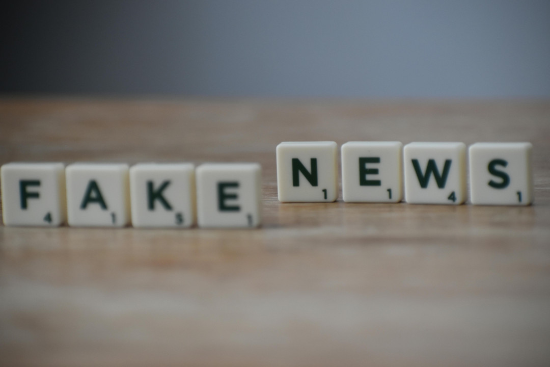 scrabble-letters-spelling-fake-news-on-wooden-surface-image