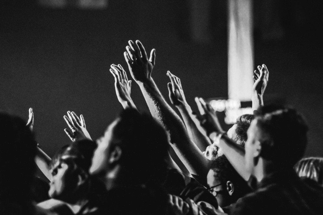 hands-of-crowd-at-concert-image