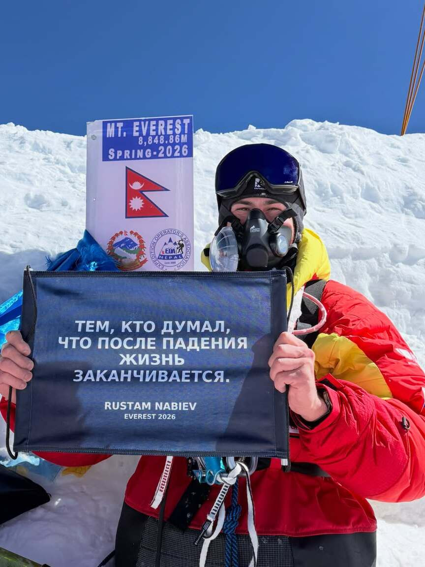 rustam-nabiev-on-everest-summit-image
