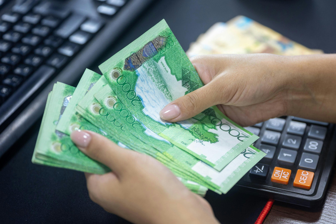 counting-kazakhstan-tenge-banknotes-image