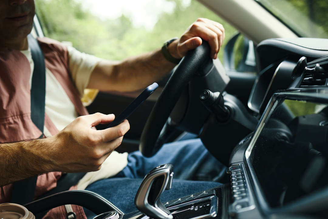 driver-checking-phone