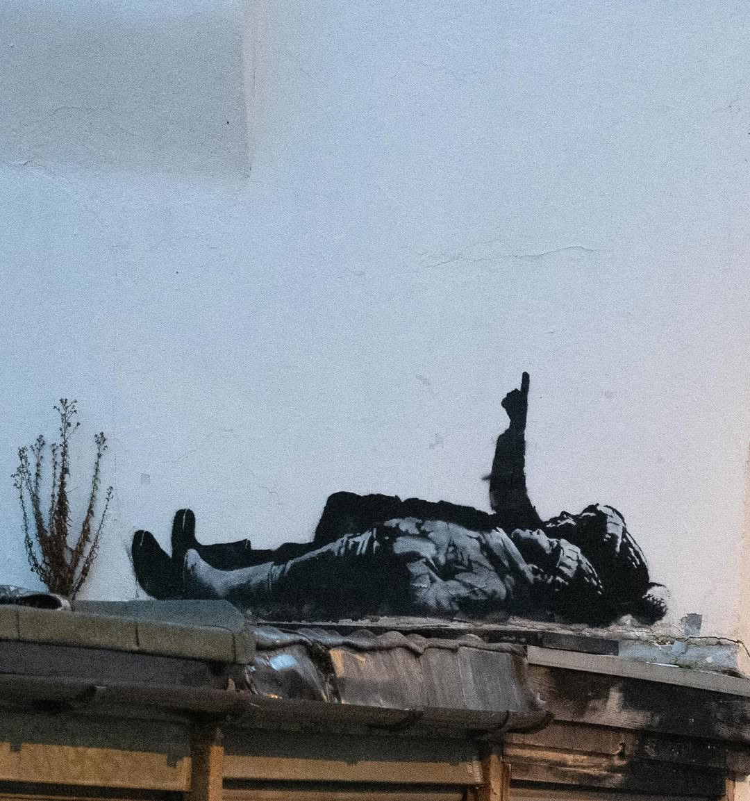banksy-art-two-teenagers-lying-on-roof-looking-at-sky-image