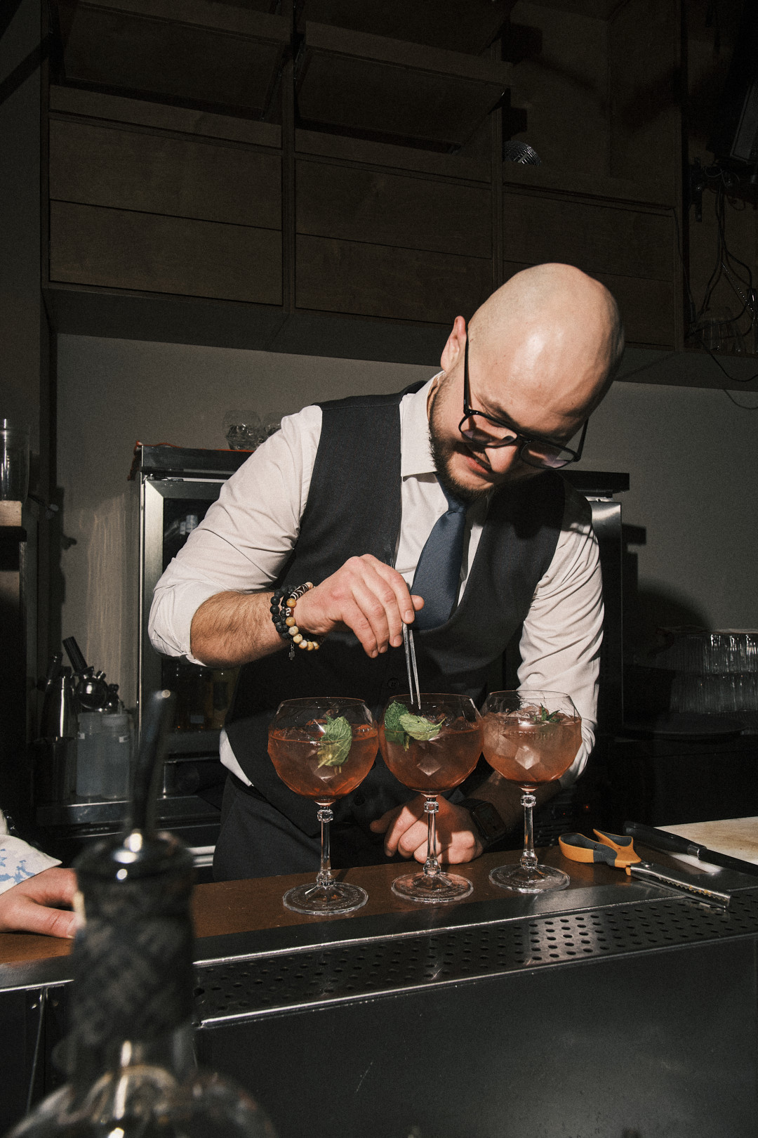 Когда напитки рассказывают истории: три города в одном баре