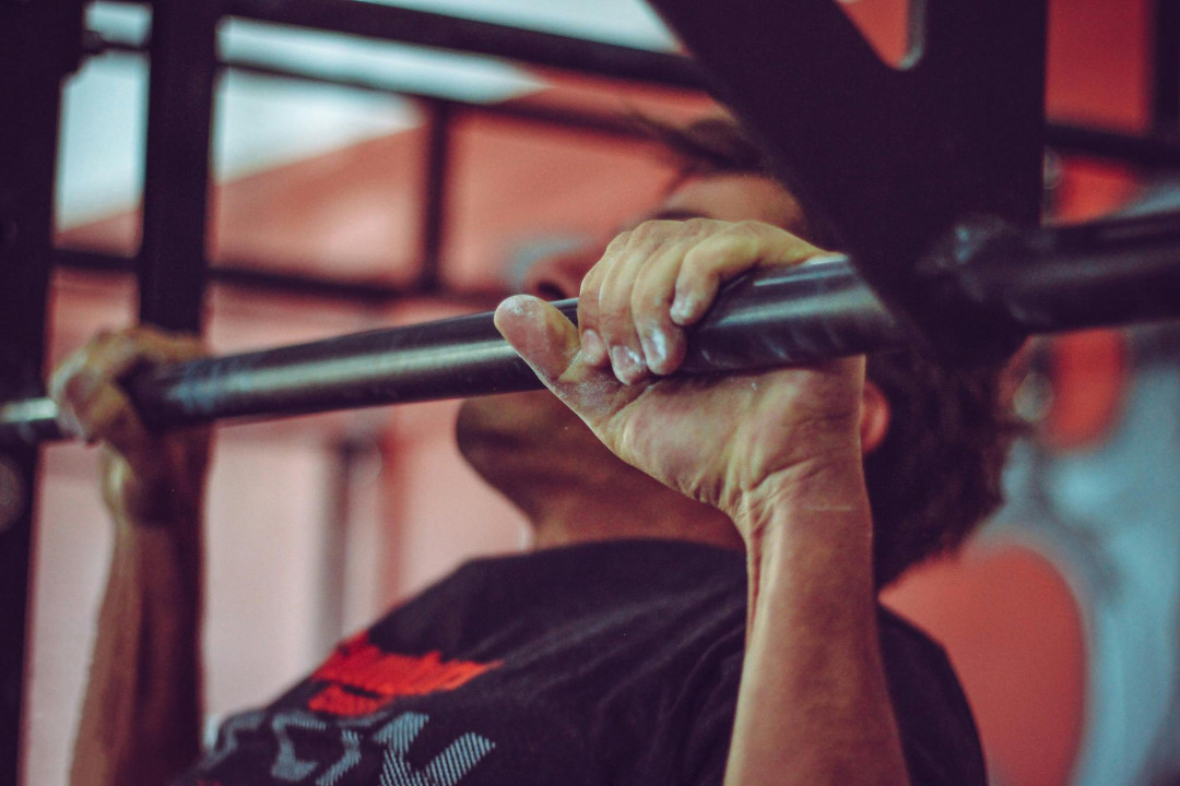 male-hands-gripping-barbell-in-gym-image