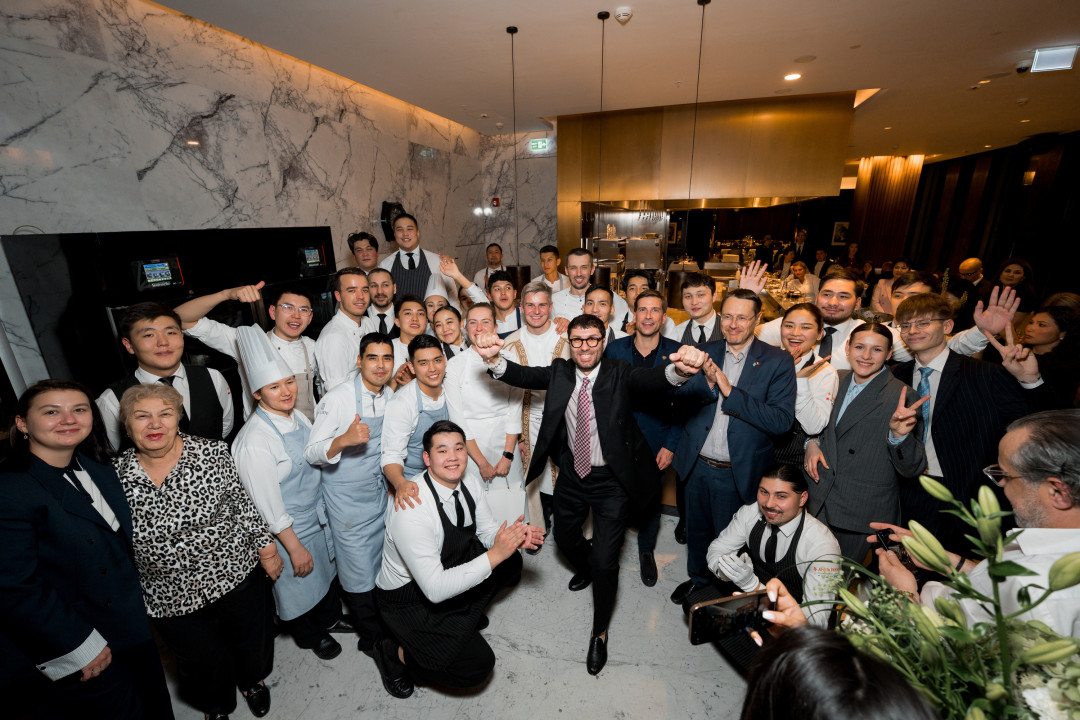 selfie-astana-restaurant-group-photo-people-smiling-together-image