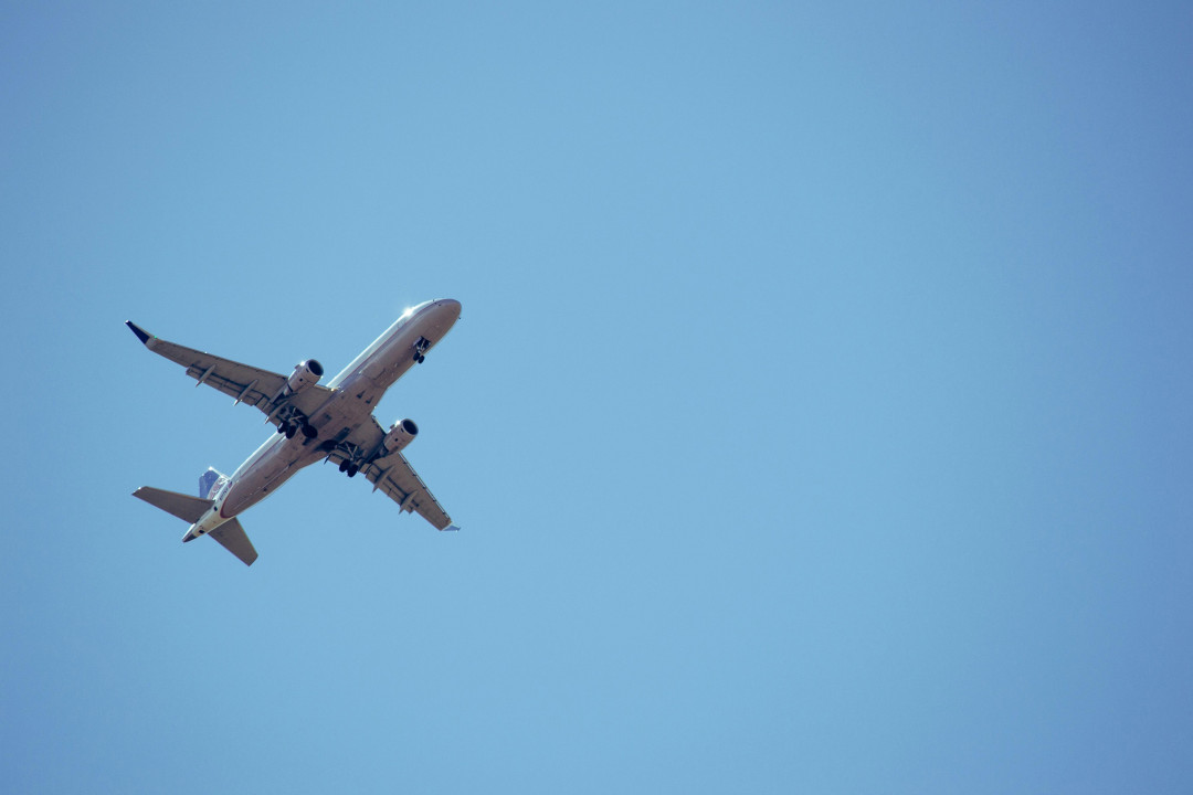 white-airliner-flying-in-blue-sky-image
