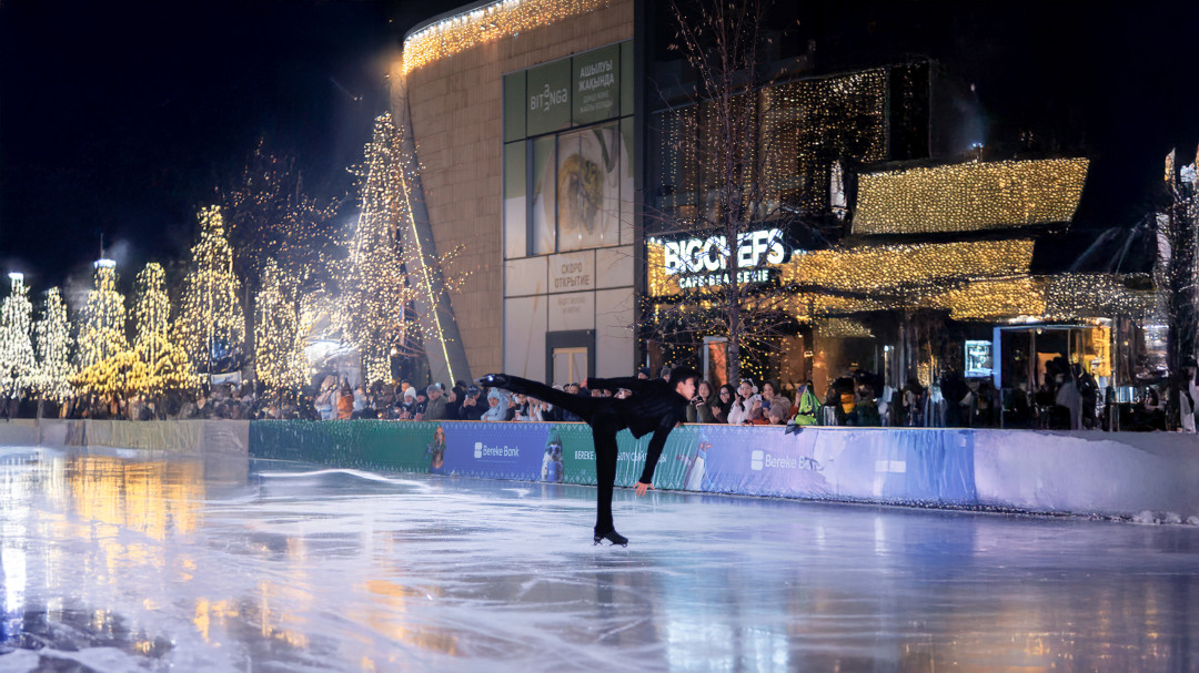 Зима по-алматински: в Dostyk Plaza открылся уникальный ледовый каток