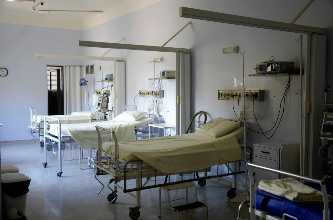 hospital-room-with-beds-and-medical-equipment-image