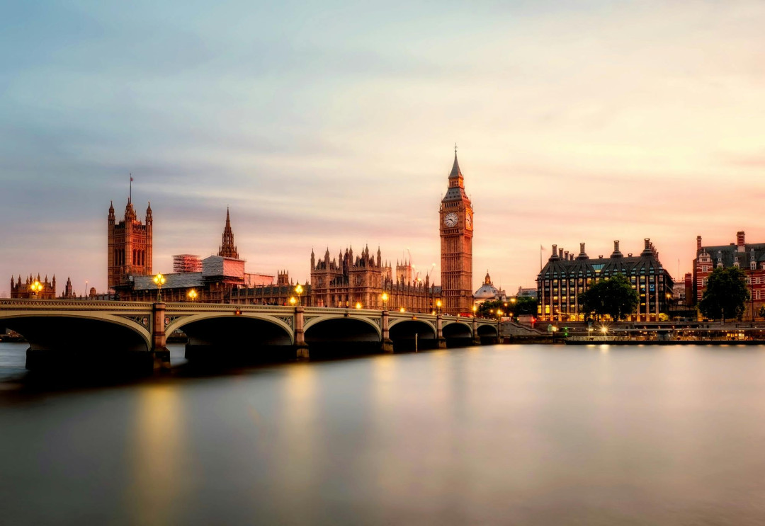ondon-cityscape-with-famous-landmarks-image