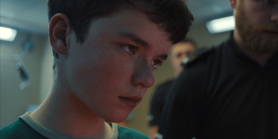 "Переходный возраст" (Adolescence) сериалынан кадр