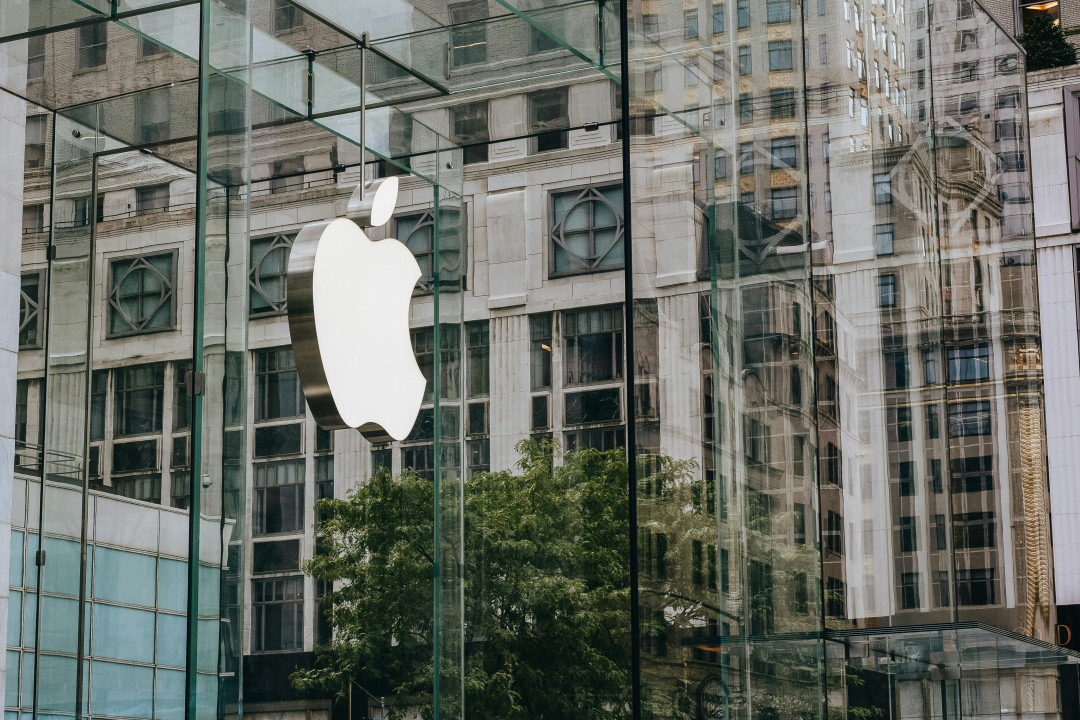 apple-logo-on-transparent-glass-building-facade-image