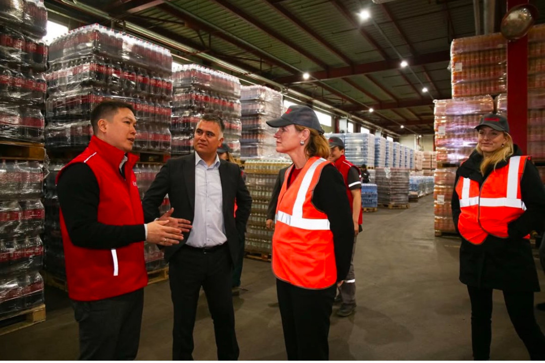 Производит Coca Cola и дарит казахстанцам эмоции
