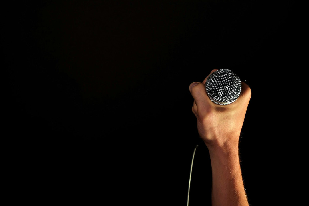 hand-holding-microphone-image