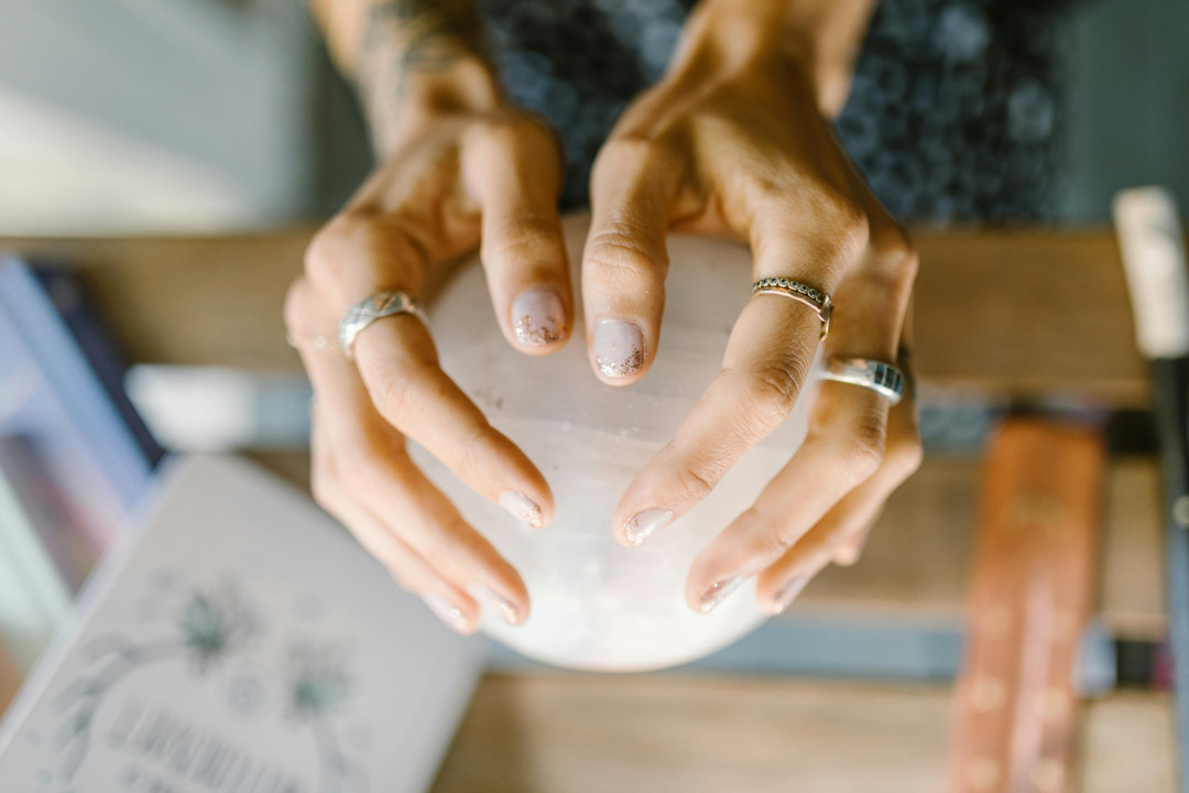 hands-holding-crystal-ball-astrology-Image