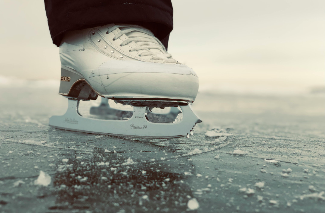 ice-skates-on-ice-image