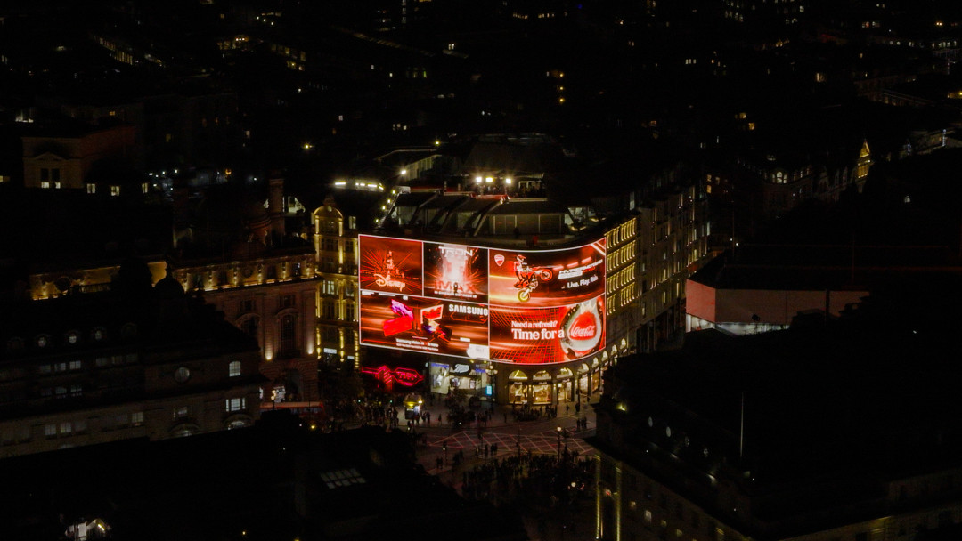 Disney вынес красную дорожку на крышу Piccadilly Lights