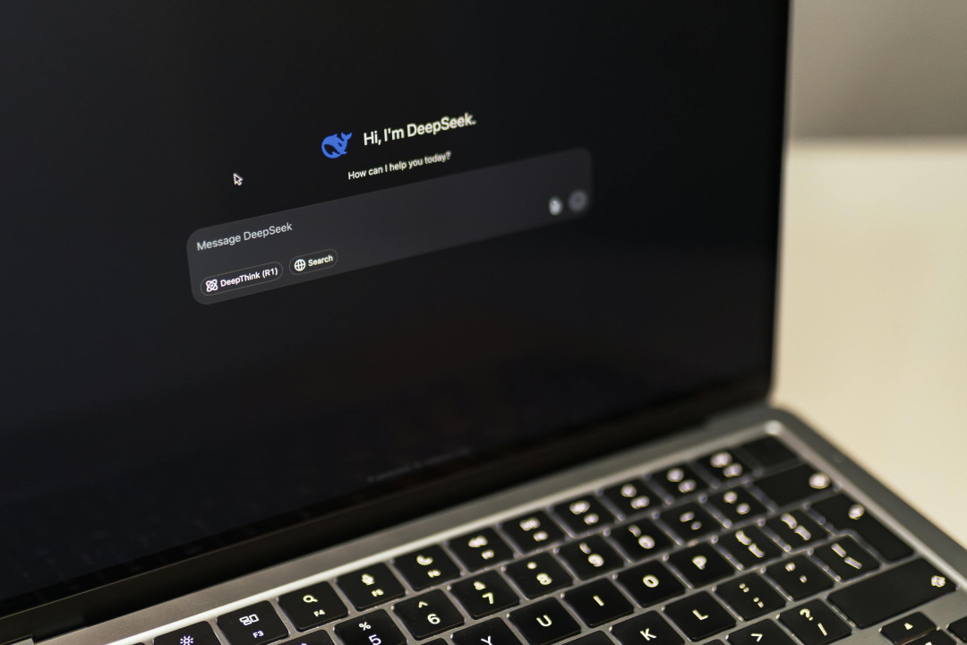 hi-im-deepseek-chatbot-interface-on-laptop-screen-image