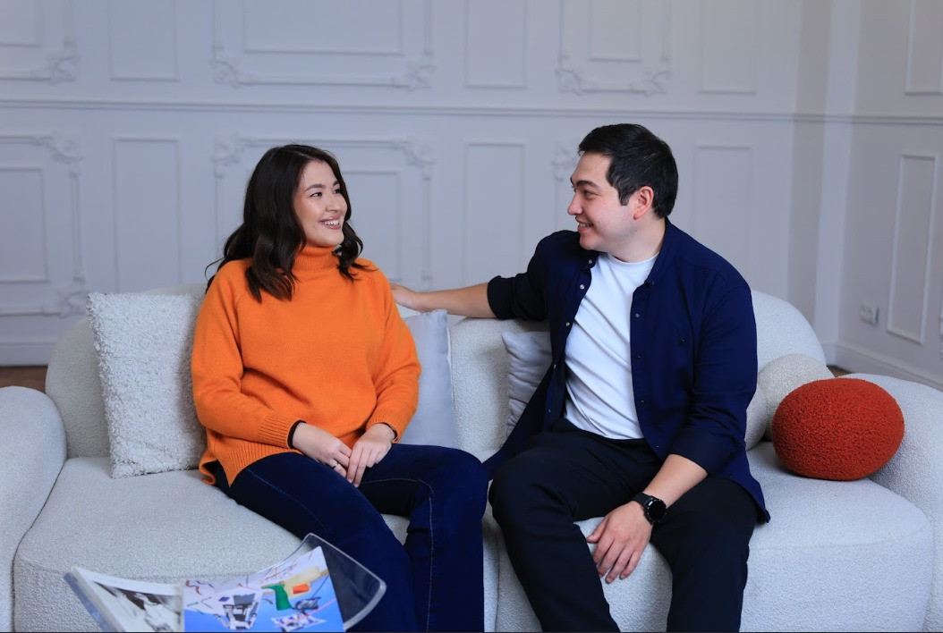 couple-sitting-on-sofa-looking-at-each-other-image