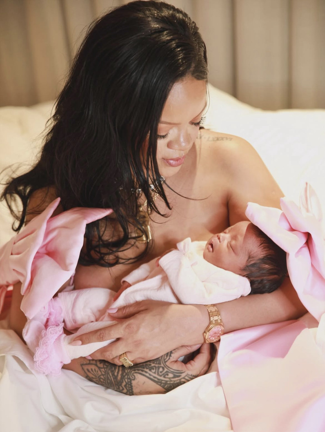 rihanna-holds-her-newborn-daughter-rocki-irish-mayers-in-a-pink-outfit